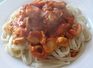 Una foto de Fideos con salsa de merluza y bastoncitos de mar (Fáciles!)