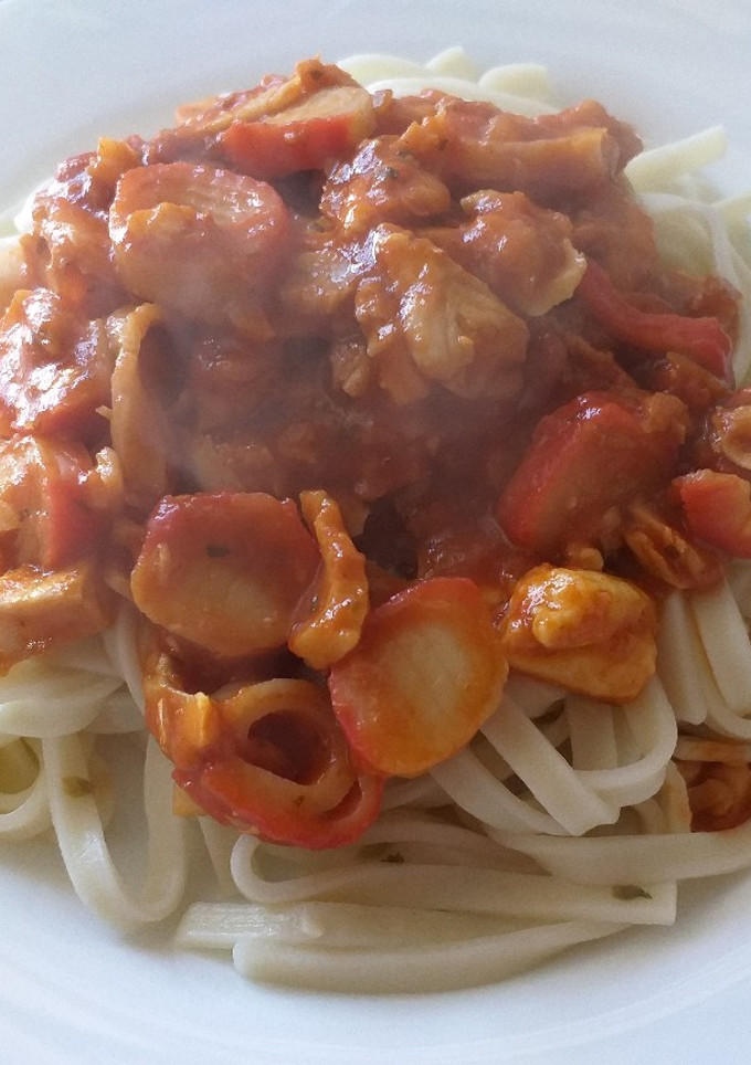 Una foto de Fideos con salsa de merluza y bastoncitos de mar (Fáciles!)