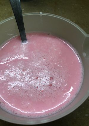 A picture of Roohafzah milk.