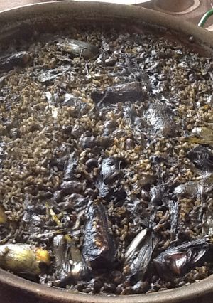 Foto principal de Arroz negro de alcachofas, habas y ajos tiernos