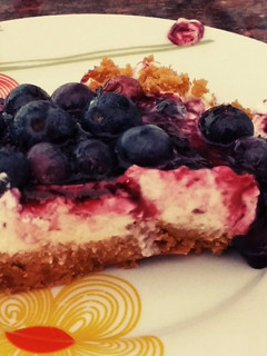 Una foto de Tarta de yogur, queso y arándanos