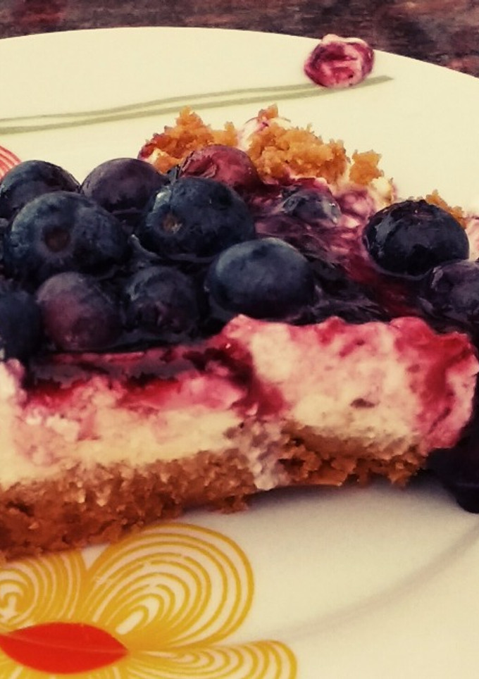 Una foto de Tarta de yogur, queso y arándanos