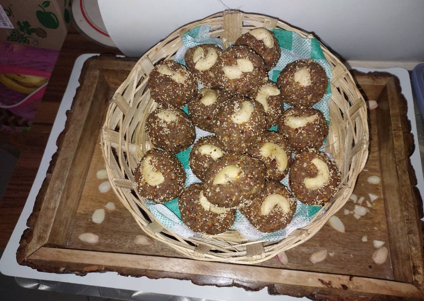 Gond ladoo