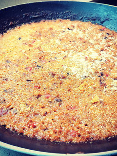 Una foto de Paella de carne picada en costra de ajo