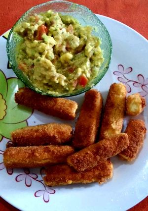 Una foto de Deditos de queso y guacamole