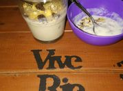 Una foto de yoghurt con cafe