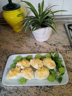 Una foto de Huevos rellenos con crujiente de bacon ahumado