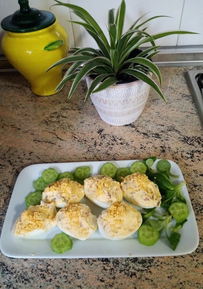 Una foto de Huevos rellenos con crujiente de bacon ahumado