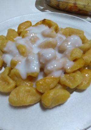 Una foto de Ñoquis de calabaza con salsa blanca