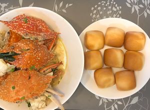 Gambar Ketam Masak Telur Masin dan Butter Berkuah Makan Bersama Mantou Goreng Air Fryer