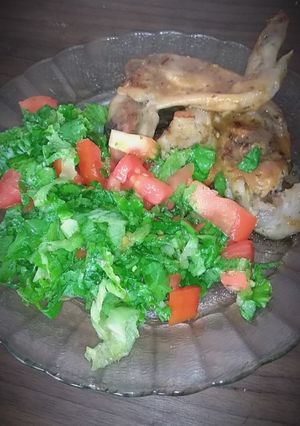 Una foto de Pollo a mostaza, y ensalada de lechuga y tomate 🍅