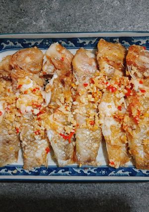 Hình của món Cá mó chiên mắm tỏi.