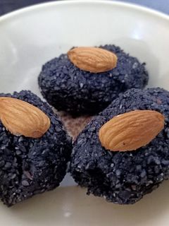 કાળા તલ ના લાડું રેસીપી મુખ્ય ફોટો