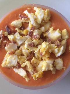 Una foto de Salmorejo con huevo duro y jamón