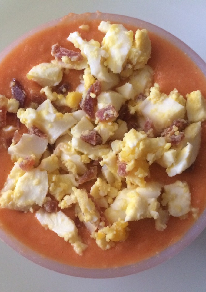 Una foto de Salmorejo con huevo duro y jamón