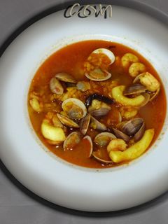 Una foto de Arroz caldoso con sepia y almejas