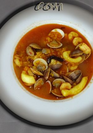 Una foto de Arroz caldoso con sepia y almejas