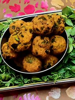 મેથી ના મુઠીયા (Methi Muthiya Recipe In Gujarati) રેસીપી મુખ્ય ફોટો