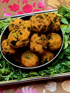 મેથી ના મુઠીયા (Methi Muthiya Recipe In Gujarati) રેસીપી મુખ્ય ફોટો