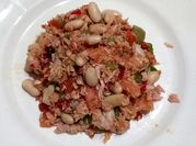 Una foto de ensalada fría de alubias