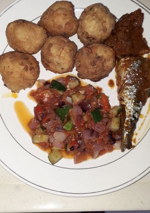 A picture of Yam balls and sauce.