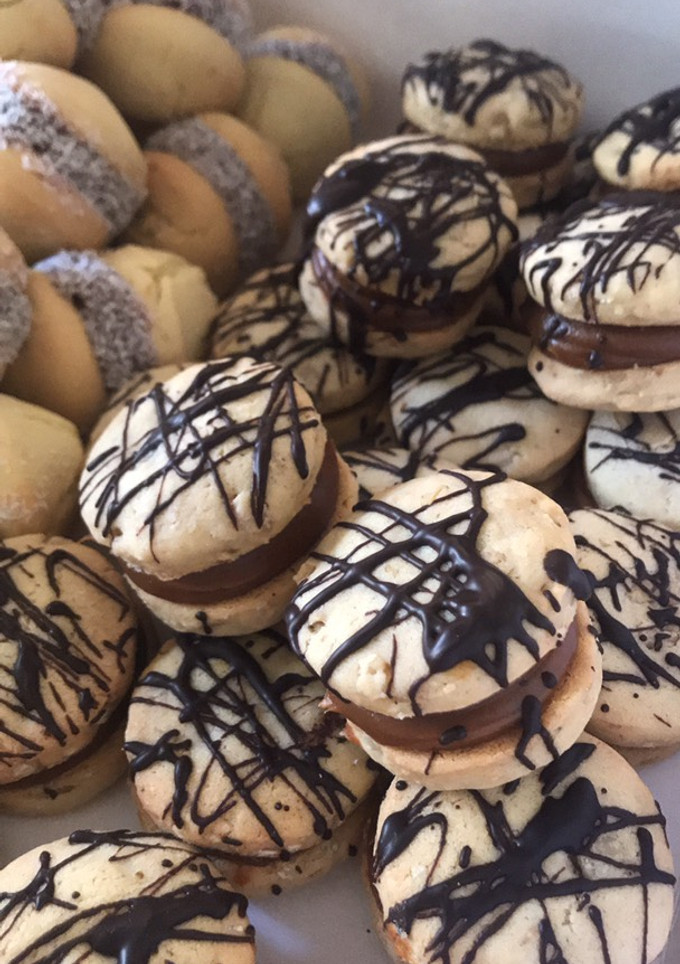 Una foto de Alfajores de nuez!😻