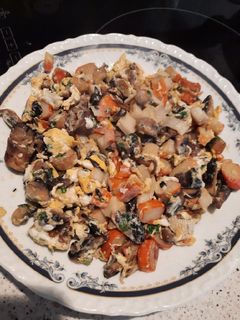 Una foto de Revuelto de champiñones con varitas de cangrejo 🦀 y huevo