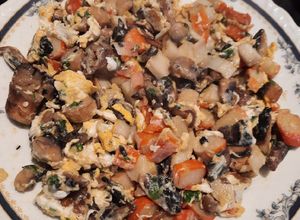 Foto principal de Revuelto de champiñones con varitas de cangrejo 🦀 y huevo