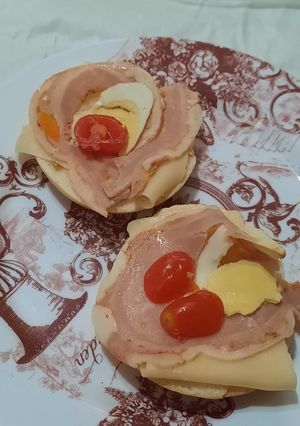 Una foto de Sándwich raspado con ajo, cherry, oliva y matambre