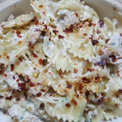 A picture of Creamy chicken farfalle pasta.