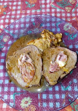 Una foto de Colita cuadril rellena con jamón crudo, jamón cocido y queso