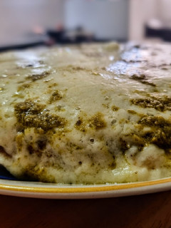 Una foto de Tortilla - Pizza🍕con🍅 Tomate Seco y Pesto de Albahaca🌿...!
