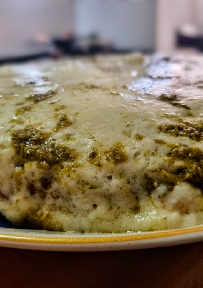 Una foto de Tortilla - Pizza🍕con🍅 Tomate Seco y Pesto de Albahaca🌿...!