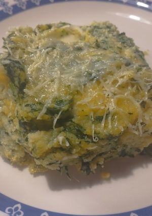 Una foto de Polenta con espinacas