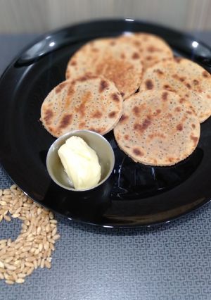 બિસ્કિટ ભાખરી (Biscuit Bhakhri Recipe In Gujarati) રેસીપી મુખ્ય ફોટો