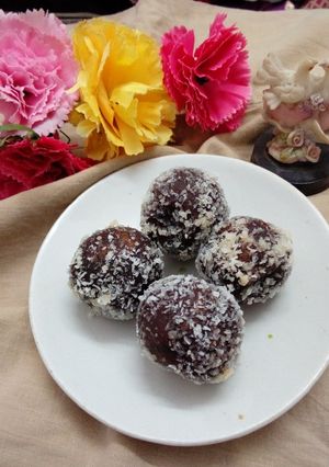 A picture of Gulab jamun.