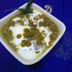 A picture of Palak matar malai.