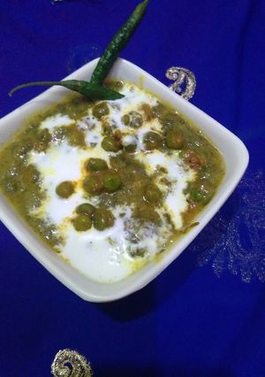 A picture of Palak matar malai.