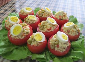Una foto de Tomates rellenos con arroz, pollo y verduras