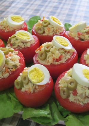 Una foto de Tomates rellenos con arroz, pollo y verduras