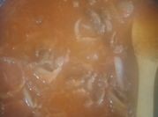 Una foto de salsa roja con jalapeño