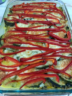 Una foto de Budín gratinado de zapallo italiano y espinaca al horno