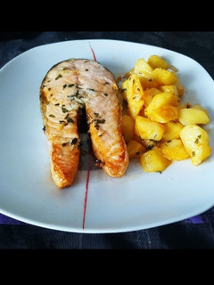 Una foto de Salmón con patatas en freidora Cosori