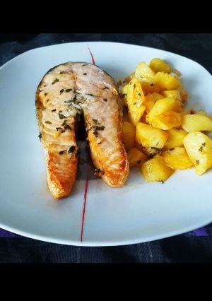 Una foto de Salmón con patatas en freidora Cosori