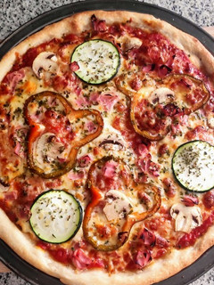 Una foto de Pizza casera amasado a mano, Thermomix y panificadora Lidl