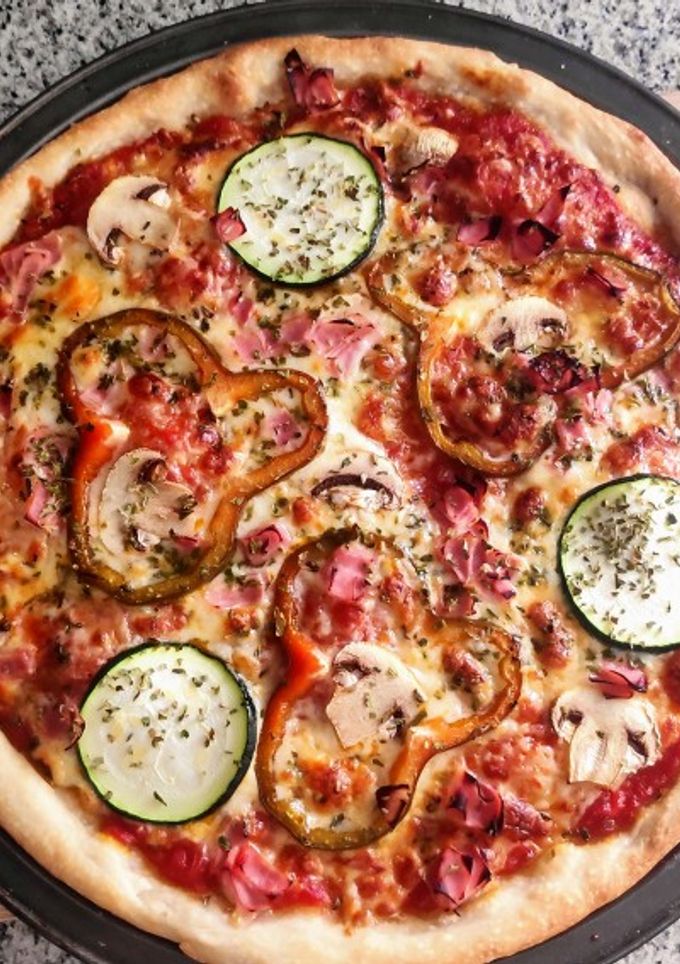 Una foto de Pizza casera amasado a mano, Thermomix y panificadora Lidl