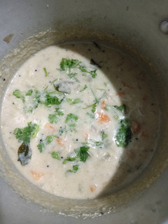 ஹோட்டல் ஸ்டைல் வெள்ளை குருமா (Vellai kuruma recipe in tamil) செய்முறை முக்கிய புகைப்படம்