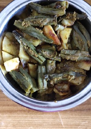 A picture of Masala lady finger and potatoes.