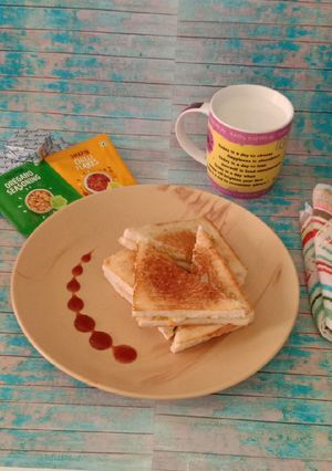 ચીઝ ક્રીમ તવા સેન્ડવીચ (Cheese Cream Tawa Sandwich Recipe In Gujarati) રેસીપી મુખ્ય ફોટો