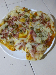 Una foto de Pizza casera con pan pita